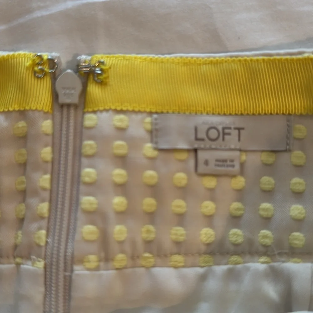 Loft NWOT 🔥sale last chance 🔥cream colored skirt with yellow polkadots